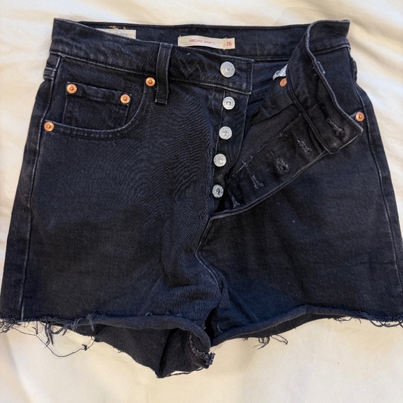 Levi’s Ribcage Shorts - Picture 3 of 6